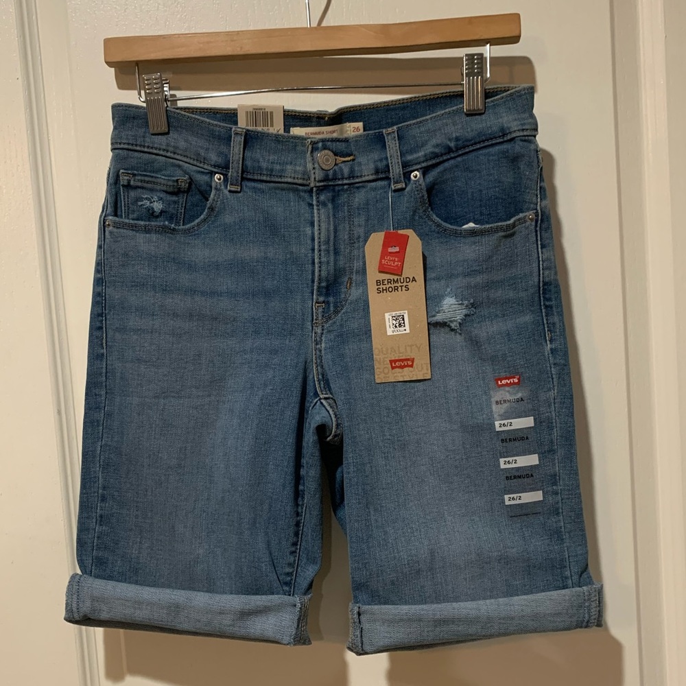 NWT Levi’s Bermuda Shorts Distressed sz 2/26
